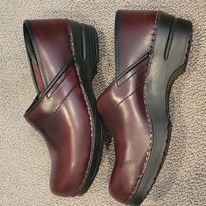 Sanita Danish Leather Clogs in Bordeaux Size 9 - 9 1/2